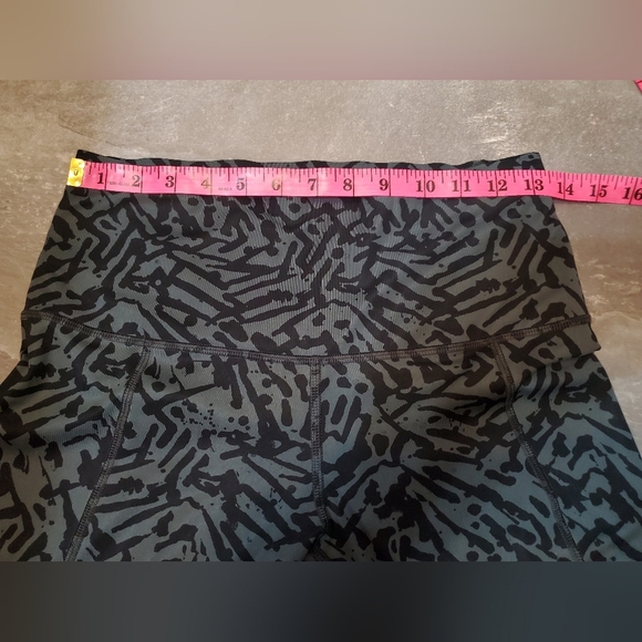 Lululemon Hot To Street Crop leggings. Grey and black patterns. 21 1/2". Size 8. - Picture 13 of 15